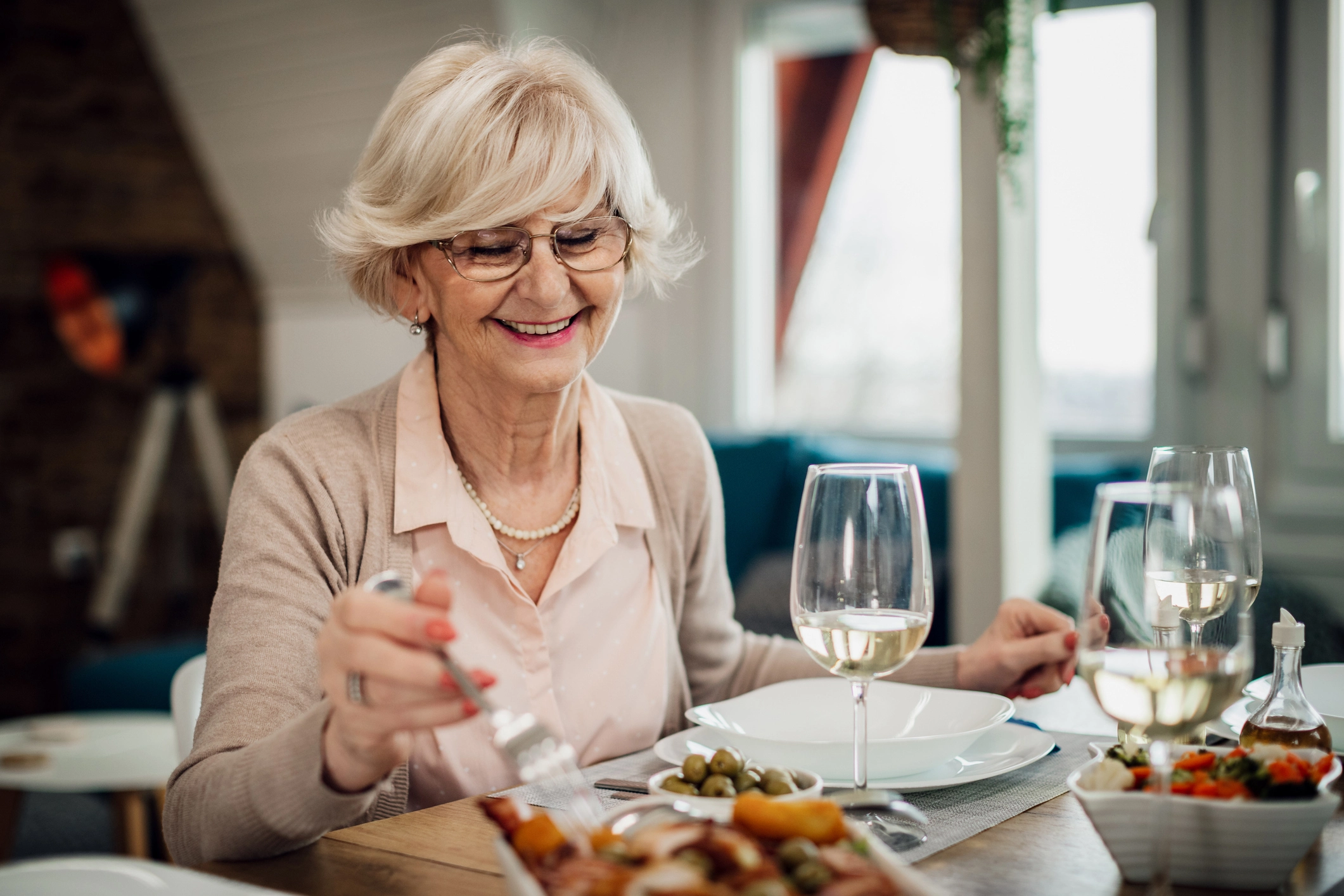 A senior woman experiencing the senior living dining experience at Sedgebrook in Lincolnshire, IL.