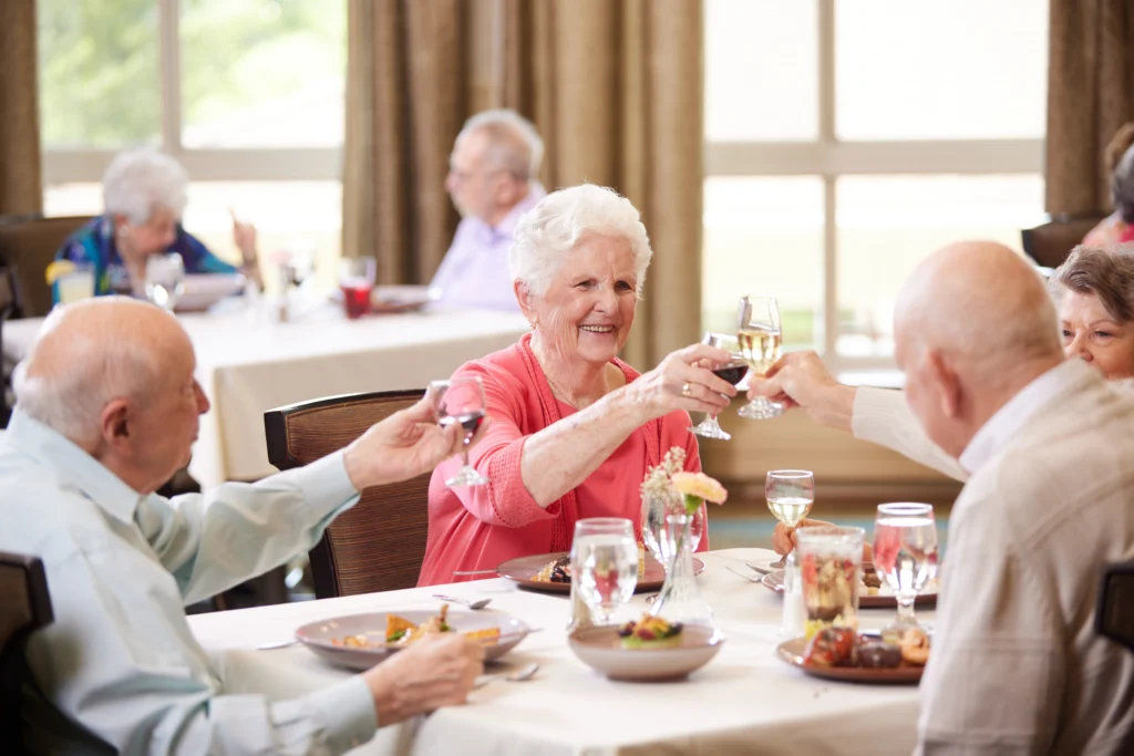A room full of Sedgebrook residents experiencing fine dining and the maintenance-free independent senior living lifestyle in Lincolnshire, Illinois